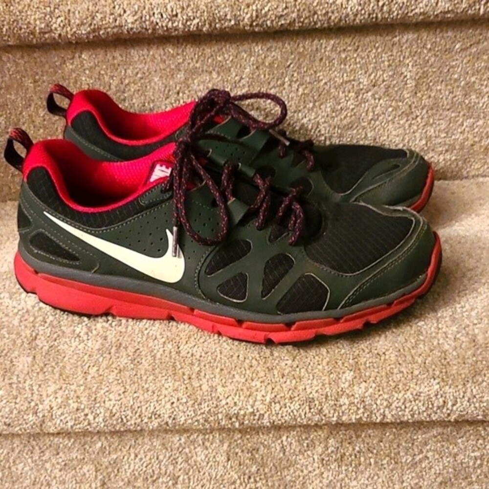 Nike Women's Red & Black Sneakers Size 10.5 538548-002